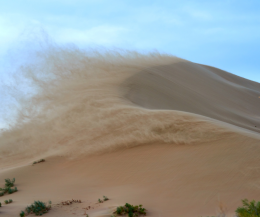 Tempesta di sabbia sull’Arabia Saudita: cieli arancioni e allerta sanitaria in tutta la regione