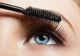 Il mascara volumizzante low cost più amato di sempre: l’Essence Lash Princess viola conquista tutti