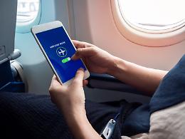 Ecco cosa succede se non attivi la modalità aereo durante un volo