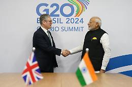 Regno Unito e India firmano un accordo commerciale storico: via i dazi su whisky, auto e moda