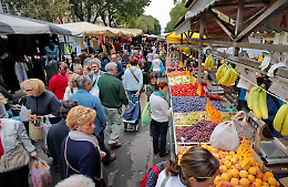 Ambulanti contro il Comune: «Chiede soldi senza motivo»