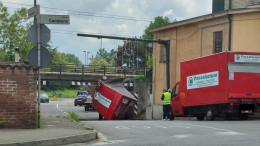 «Eccone un altro!», ennesimo camionista incastrato sotto il ponte di Chieri