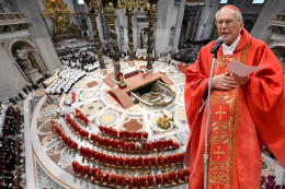 Parolin entra nella Sistina con 50 voti. Il cardinale Re: "Per lui auguri doppi"
