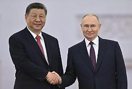 Xi Jinping a Mosca, al fianco di Putin per la Parata del 9 Maggio: “Unità strategica nella nuova era”