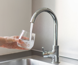 Acqua torbida a Rivoli: la denuncia di Fratelli d'Italia scuote la città