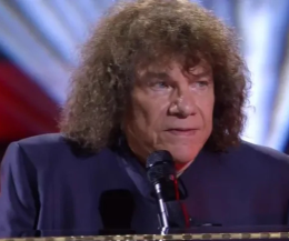 Riccardo Cocciante dimentica le parole: scivolata sul palco dei David di Donatello recuperata