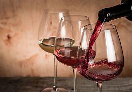 "Keep calm and bevi vino italiano", uno slogan, un messaggio che mira (anche) alla sicurezza sulle strade