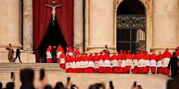 L'uscita alla spicciolata dei cardinali da Santa Marta, le video interviste