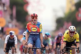 Giro d'Italia 2025, Pedersen vince la prima tappa in Albania e si prende la maglia rosa