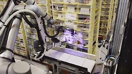 Amazon lancia Vulcan, il robot con il tatto umano: rivoluzione nei magazzini o minaccia per il lavoro?