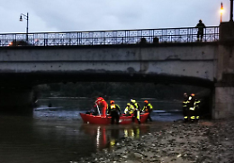 Pompieri sul ponte di strada Settimo: si cerca una persona caduta in acqua
