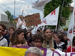 La Valsusa in corteo contro il Tav: in migliaia alla marcia popolare 