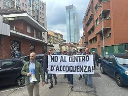 Proteste in piazza Bengasi: i residenti marciano contro il nuovo centro migranti 