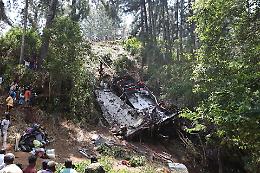 Autobus con pellegrini precipita in un burrone, almeno 21 morti in Sri Lanka