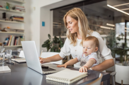 Festa della Mamma: in Italia si diventa madri sempre più tardi, con un’età media di 31,8 anni