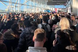 Caos a Stansted: guasto informatico blocca voli e lascia a terra centinaia di passeggeri