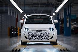 Fiat, a Mirafiori le prime 500 Hybrid: ecco le foto (e Stellantis vola in Borsa)