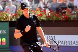 Buona anche la seconda per Jannik Sinner, che agli Internazionali BNL d'Italia batte in due set l'olandese Jesper de Jong 