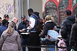 Ragazzo marocchino aiuta la polizia a fermare un ladro: ora rischia l'espulsione perché non ha il permesso di soggiorno