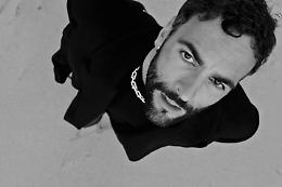 Marco Mengoni: il viaggio tra palchi, terapia e pomodori verso un 2025 di riflessione e musica