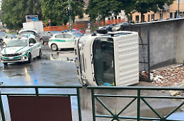 Camioncino si ribalta dopo lo scontro con la Citroen: autista incastrato nel mezzo