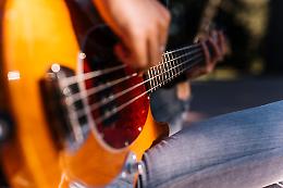 Edoardo Pieri: un viaggio musicale tra le corde della chitarra