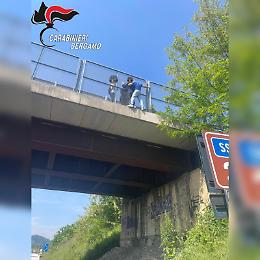 Bergamo, carabiniere in borghese evita un suicidio sul cavalcavia