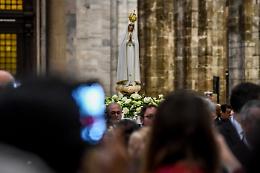 Fatima, 270.000 cuori in preghiera: la Vergine esce dalla Cappellina