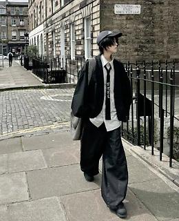 Metteresti una giacca elegante con un paio di sneakers? Scopri la nuova moda del formal streetwear