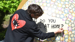 Greg Goya debutta negli Stati Uniti con "La Stagione dell’Amore": arte interattiva tra francobolli e sentimenti al Chicago Botanic Garden