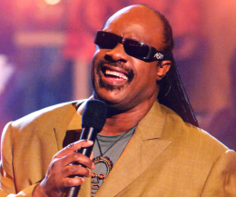 Stevie Wonder compie 75 anni: la musica, l'attivismo e l'eredità di un genio