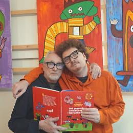 "Mio figlio disegna e io scrivo storie sui suoi disegni": il legame che ha dato vita al libro "Nel paese dove i maiali volano, i lupi galleggiano"