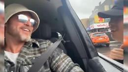 Brad Pitt al McDonald’s in Nuova Zelanda: “Ciao papà” e scappa via