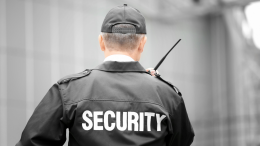 Si traveste da guardia giurata per rubare al supermercato: fermato dalle guardie vere