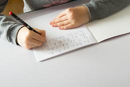 Corsivo obbligatorio a scuola: esperti e famiglie preoccupati per gli alunni con DSA