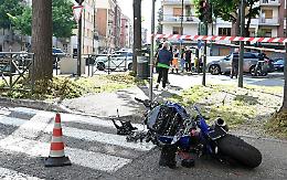 Schianto tra auto e moto in piazza Rivoli, c'è un ferito grave
