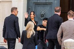 Kim Kardashian a Parigi, ma non per la fashion week, in tribunale si presenta con un look total black e gioielli da capogiro
