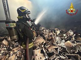 Scoppia l'incendio nel magazzino edile: arrivano sei squadre dei pompieri