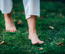 Camminare a piedi nudi: i benefici e i rischi di una pratica sempre più popolare