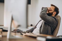 Lavorare troppo modifica il cervello: rischi cognitivi ed emotivi da lunghe ore di lavoro