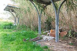 Il parco giochi ricoperto di rifiuti, Brandizzo corre ai ripari