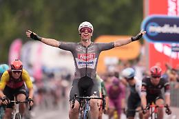 Giro d'Italia, a Napoli vince Groves ma prima succede di tutto