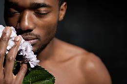 Anche agli uomini piacciono i fiori: le fragranze floreali sono la nuova tendenza della profumeria maschile