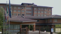 Studentessa apre una porta antipanico e finisce in una buca, indagini in corso sulla sicurezza