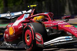 Imola: la Ferrari fatica mentre la McLaren domina, Leclerc e il casco motivazionale