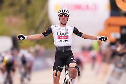 Ayuso trionfa al Giro d'Italia: Roglic in rosa, Ciccone e Tiberi brillano tra le salite marchigiane