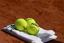 Dalle polemiche (di Zverev) al riciclo: nasce la raccolta differenziata delle palline da tennis. Ecco quante se ne usano in Italia...