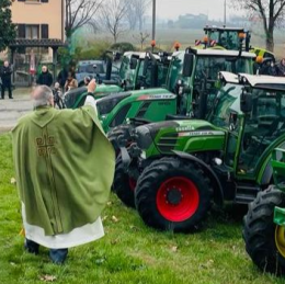 A Neive, domenica 18 maggio si benedicono i trattori
