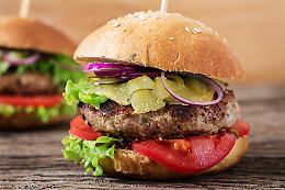 È il simbolo della cucina degli USA, ma l'hamburger non è americano