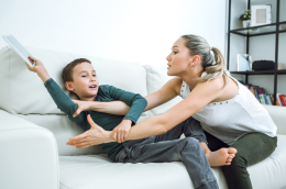Quasi un bambino su cinque dichiara di sentirsi nervoso o ansioso quando viene privato di smartphone o tablet